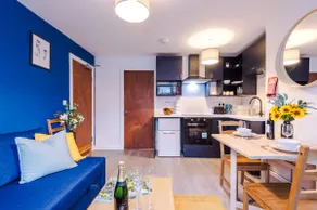 NEW! Spacious 2-bed Apartment in Crewe by 53 Degrees Property, ideal for Business & Professionals, FREE Parking - Sleeps 6 - Image 5
