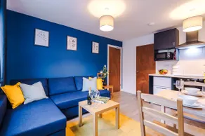 NEW! Spacious 2-bed Apartment in Crewe by 53 Degrees Property, ideal for Business & Professionals, FREE Parking - Sleeps 6 - Image 3