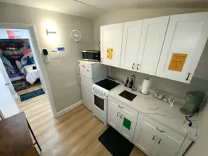 Colorful & Cozy Miami Art Canvas w/HotTub & Murals - Image 3
