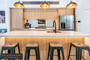 Modern retreat in prime location - Image 5
