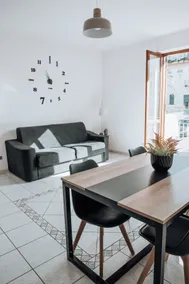 Three-Square house {apartment} - Image 3