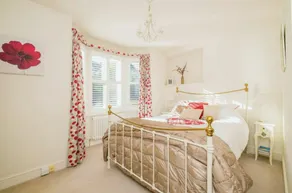 3 Bed 2 Bath Cottage with private parking and garage - Image 4