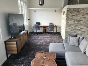 Large Loft-Style Apartment for Up to 4 People - Image 2