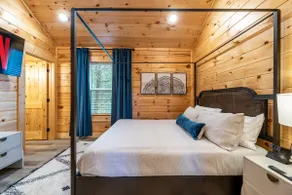 ~NEW~ Romantic Cabin Theatre! Pool Table! Jacuzzi! - Image 4