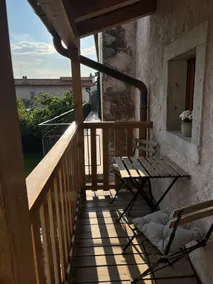 Apartment with terrace in a 1950s house - Image 4