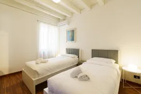 Spacious and bright penthouse with 3 small balconies - Image 4