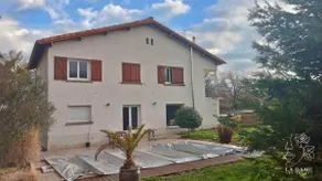 Suitable for professionals, private enclosed parking - Image 4