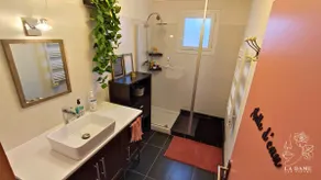 Suitable for professionals, private enclosed parking - Image 3