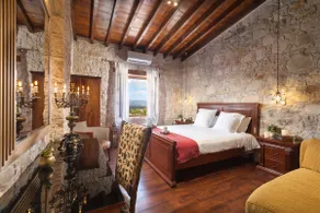 Thea Executive Suite (Spa Bath) - Image 5
