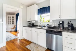 Bright & Modern, huge primary bedroom Lakewood Apt - Image 5