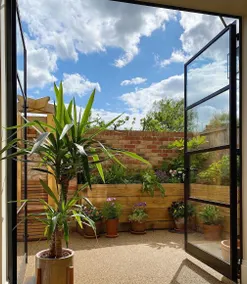 Upscale Bright Boutique Cottage Central St Albans - Image 5