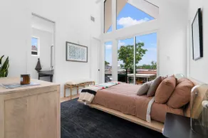 Zen house in a vibrant location - Image 2
