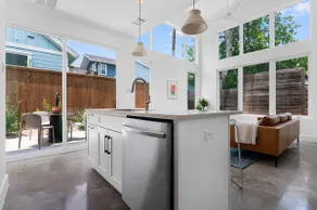 Zen house in a vibrant location - Image 4
