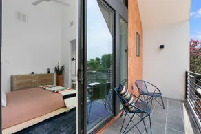 Zen house in a vibrant location - Image 3