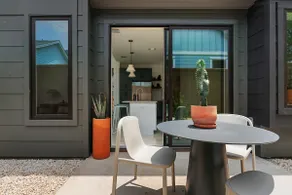 Zen house in a vibrant location - Image 5