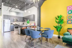 Modern 3BR Downtown Chicago Getaway Near McCormick - Image 3