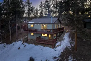 Rustic-luxury cabin | Starry nights & deck hangs - Image 4