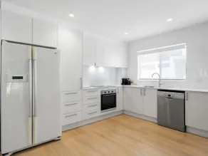 Seaside Holiday Apartment - Image 4