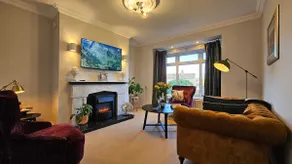 Gated Garden Cottage, Walk to Town - Image 4