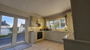 Gated Garden Cottage, Walk to Town - Image 2