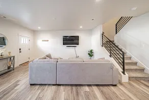 Elegant New Townhouse. - Image 2