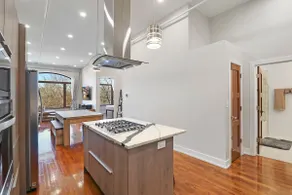 Luxury Home - 2 Bedroom Apartment | Waukegan - Image 5