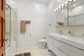 Luxury Home - 2 Bedroom Apartment | Waukegan - Image 4