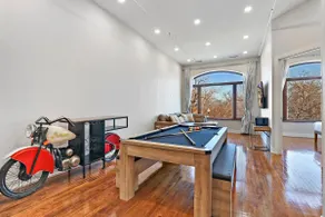 Luxury Home - 2 Bedroom Apartment | Waukegan - Image 2