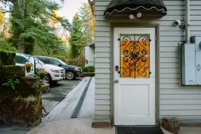Luxurious Riverfront GuestHouse, Sauna & HotTub. - Image 4