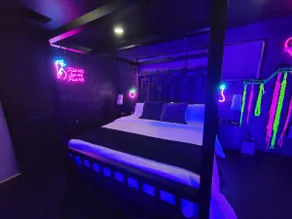 Adult-Only Getaway w/ Mermaid Pool | 18+, Private - Image 4