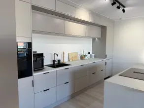 Modern top floor with balcony & free parking - Image 3