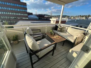 Modern top floor with balcony & free parking - Image 2
