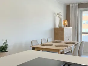 Modern top floor with balcony & free parking - Image 4