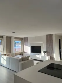 Modern top floor with balcony & free parking - Image 5