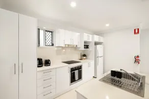 Modern Rocklea 1BR | Parking & AC | 335F1 - Image 3