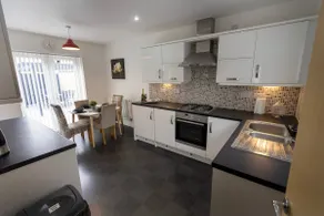 Hampton 3-bedroom Entire house-parking-Wi-fi - Image 2