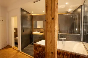 Loft apartment with large bathtub - Image 3