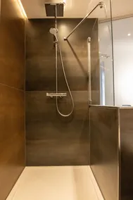 Loft apartment with large bathtub - Image 5