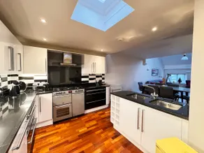 Spacious and Refreshing 3-4 Bed Stamford House! - Image 3