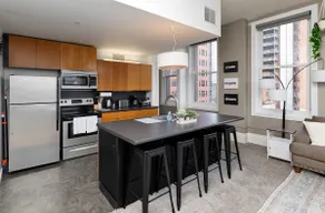 Downtown Dream 2br w/ City Views 2 blocks to Court - Image 4
