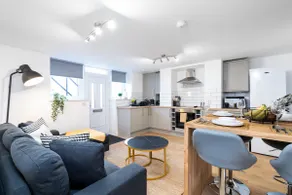 Popular Two Bed Apt in Leeds City - Image 2