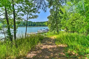 Cozy Roughriver Lakefront Cabin - Image 5
