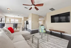 Cozy Urban Retreat - Image 2