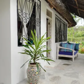 cozy one bedroom cottage with shared pool - Image 3