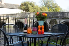 Historic town centre riverside hideaway - Image 3