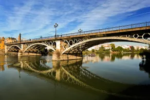 Triana – Light and calm in a charming apartment - Image 5