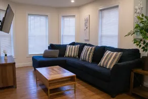 4-bed / 2-bath Modern Condo Minutes from Downtown - Image 2