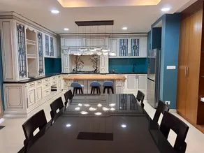Elegant Villa Near Airport with Luxury Amenities - Image 5