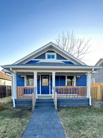 Blue House in Clermont - Image 1