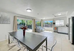 2K,4S,4SB_10beds_Sleep12_EzFwy_BBQ_AC_Kit - Image 3